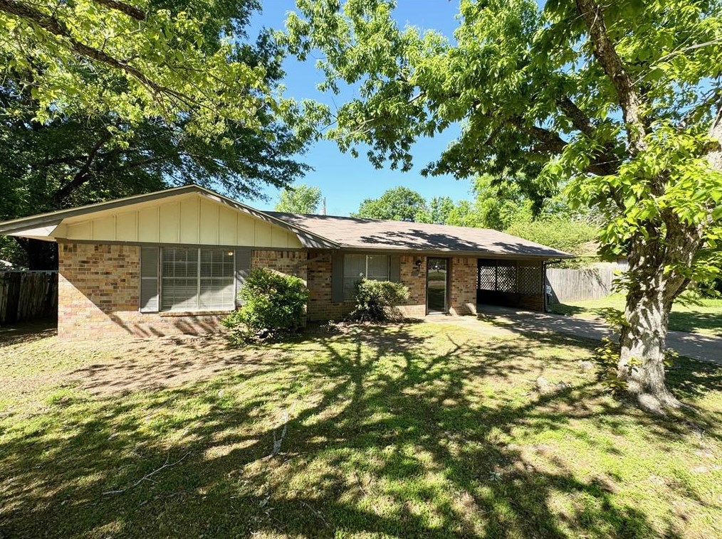 101 El Camino Dr, Mapleton, TX 75835-1309