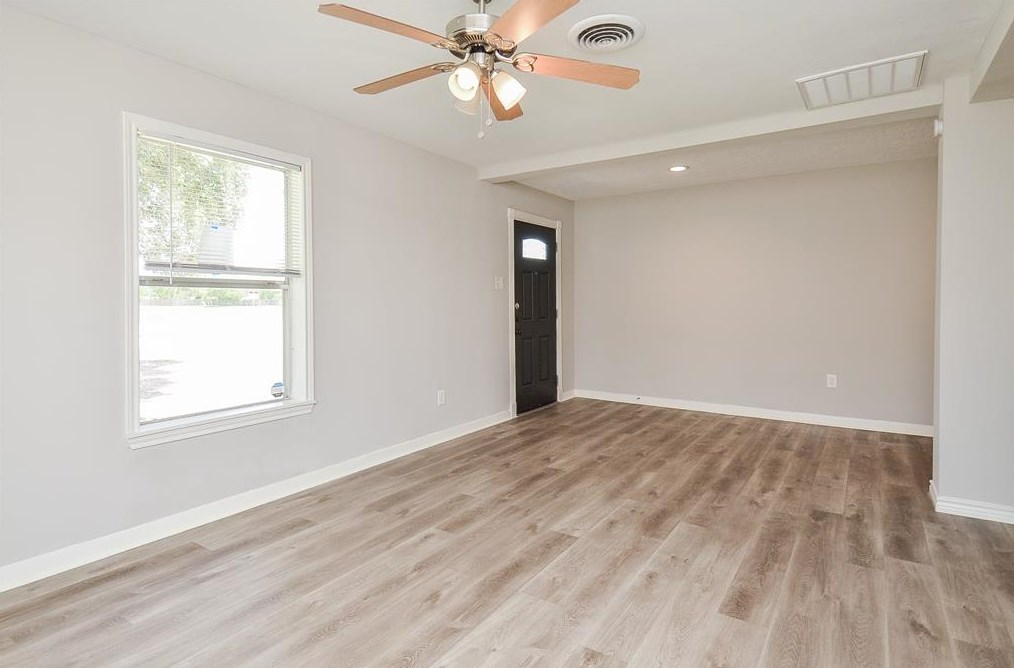 1101 W South St, Alvin, TX 77511