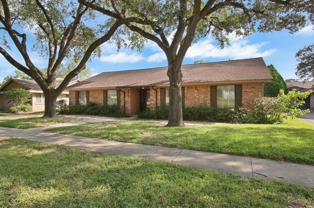 9915 Cedarhurst Dr, Houston, TX 77096-5101