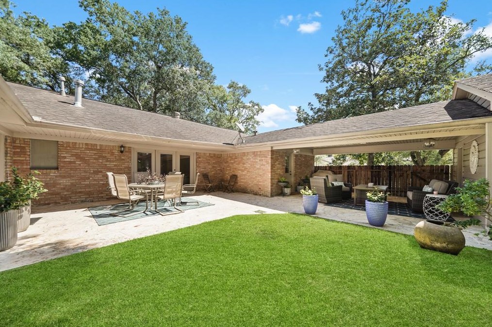 3515 Sun Vly Dr, Houston TX  77025-4137 exterior