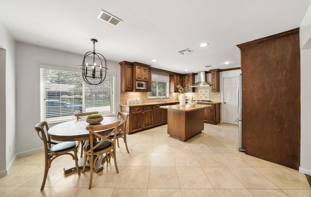 3515 Sun Vly Dr, Houston TX  77025-4137 exterior