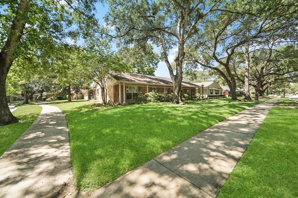 3515 Sun Vly Dr, Houston TX  77025-4137 exterior