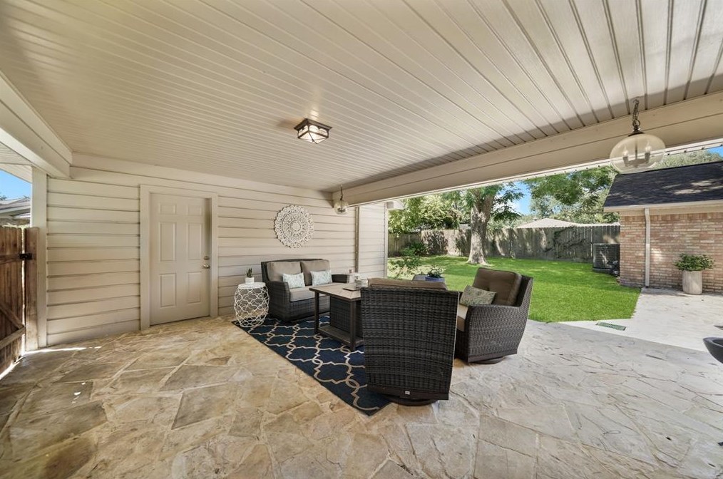 3515 Sun Vly Dr, Houston TX  77025-4137 exterior