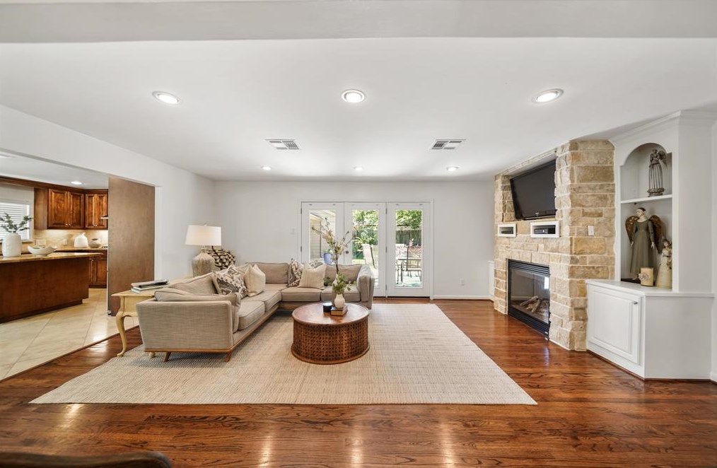 3515 Sun Vly Dr, Houston TX  77025-4137 exterior