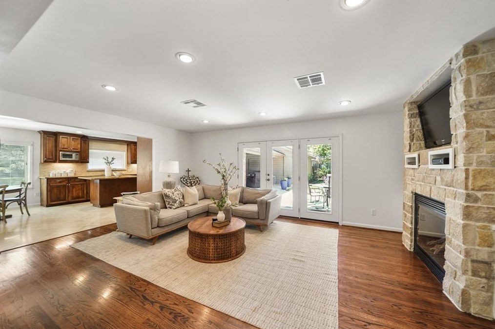 3515 Sun Valley Dr, Houston TX  77025-4147 exterior