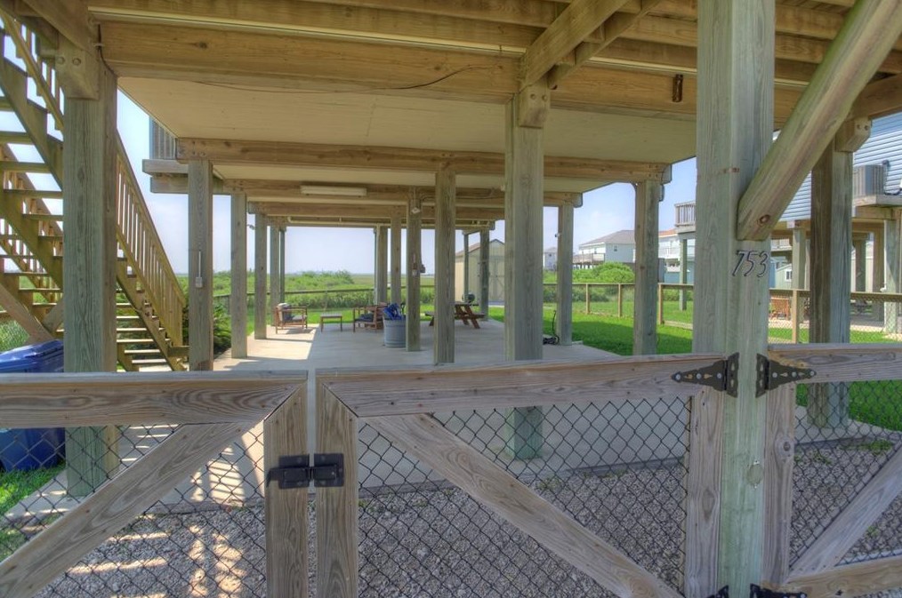753 Blue Water Hwy, Jones Creek, TX 77541-8112