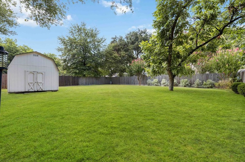 16218 Lakeview Dr, Houston TX  77040-1329 exterior