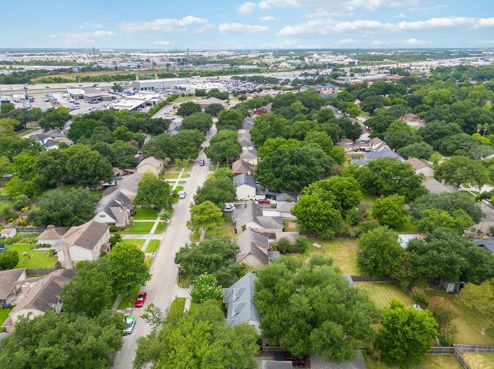 16218 Lakeview Dr, Houston TX  77040-1329 exterior