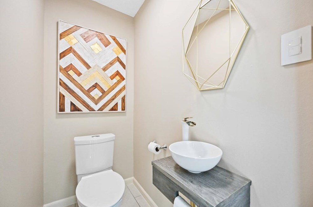 16218 Lakeview Dr, Houston TX  77040-1329 exterior