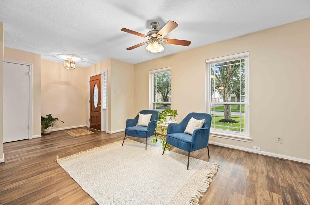 16218 Lakeview Dr, Houston TX  77040-1329 exterior