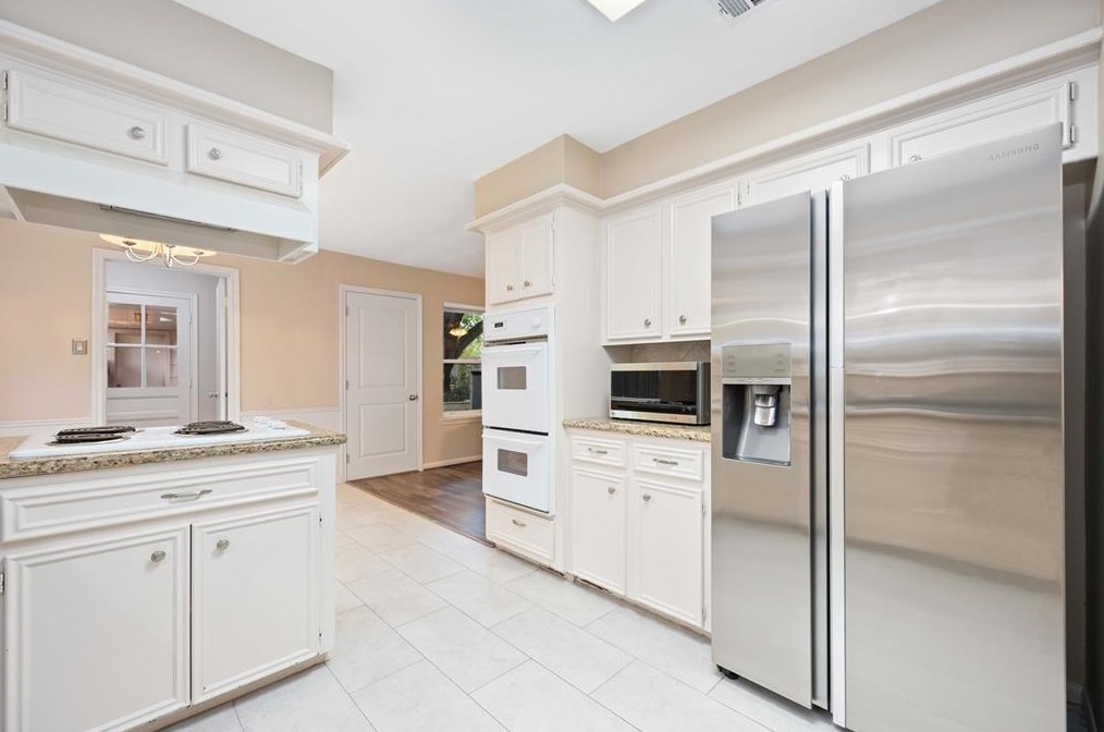 16218 Lakeview Dr, Houston TX  77040-1329 exterior