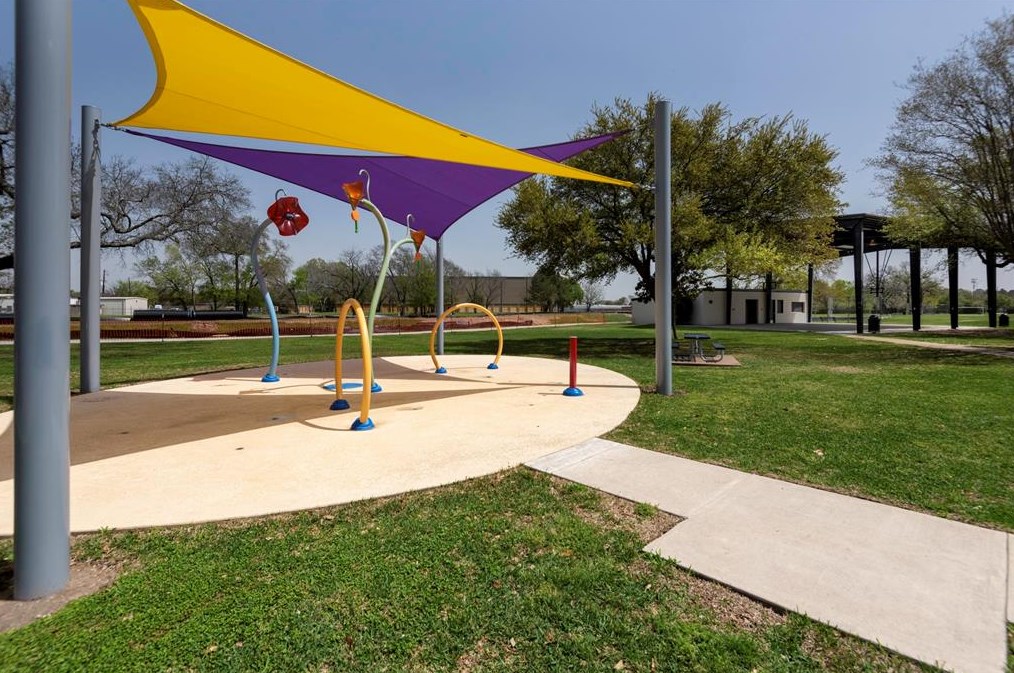 16218 Lakeview Dr, Houston TX  77040-1329 exterior