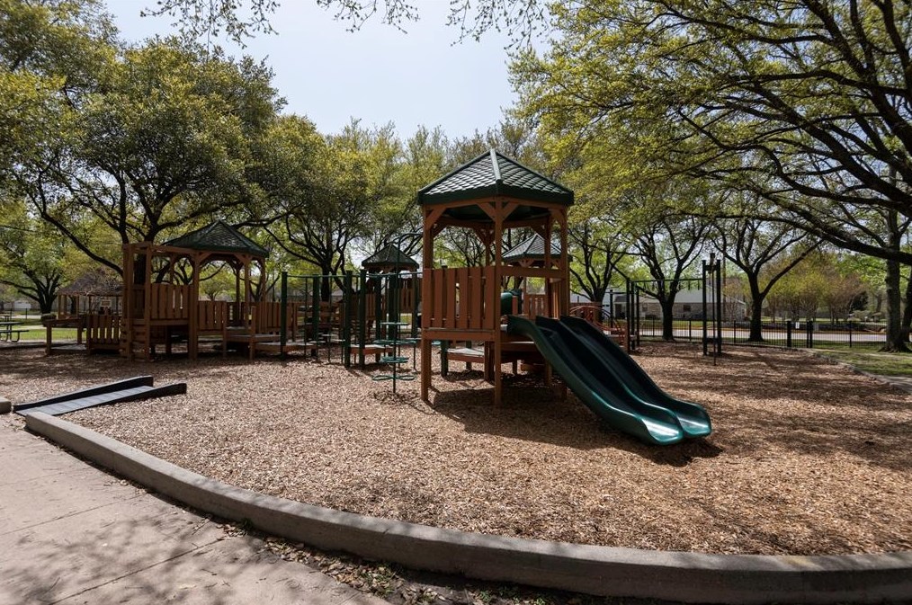 16218 Lakeview Dr, Houston TX  77040-1329 exterior