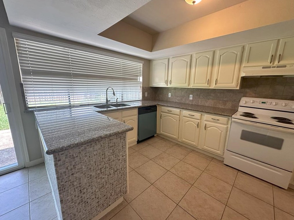 7335 Addicks Clodine Rd, Houston, TX 77083
