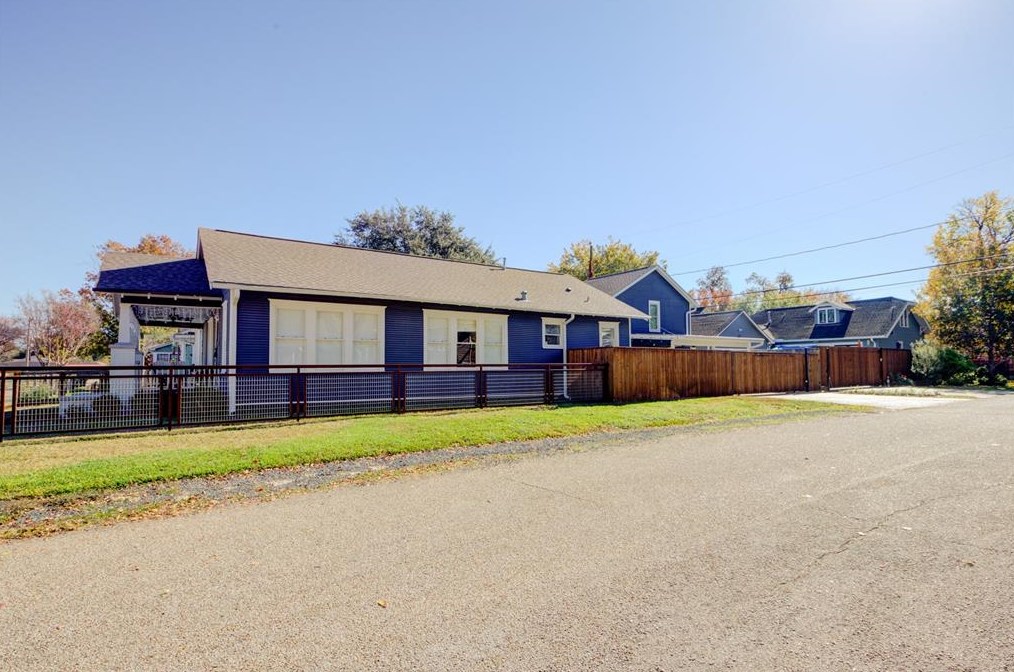 1038 E 16th St, Houston, TX 77008