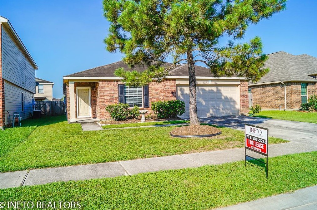 6807 Tammany Manor Ln, Spring TX  77379-3730 exterior