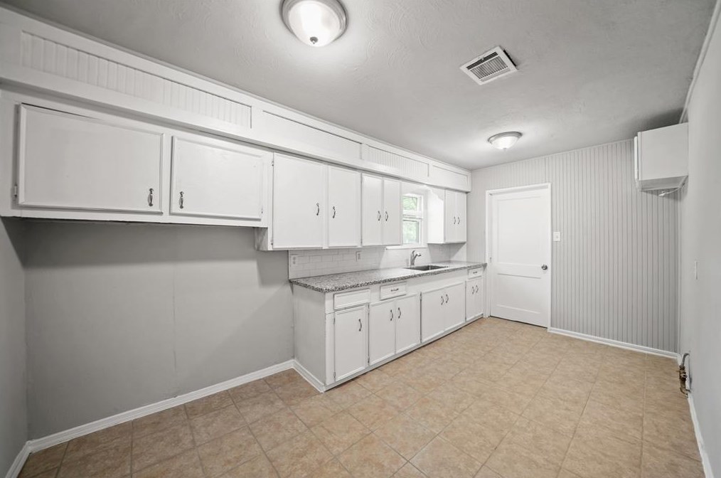 6617 N Lincoln Dr, Hitchcock, TX 77563