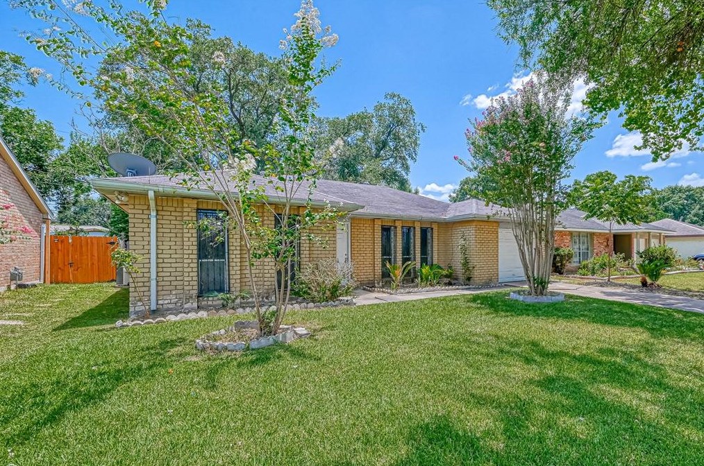 11019 Sandstone St, Houston, TX 77072-3003