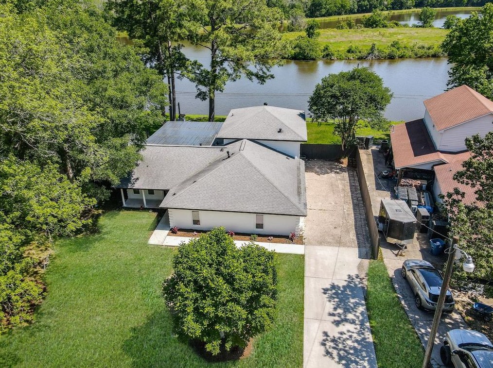 621 Brook Hollow Dr, Conroe, TX 77385