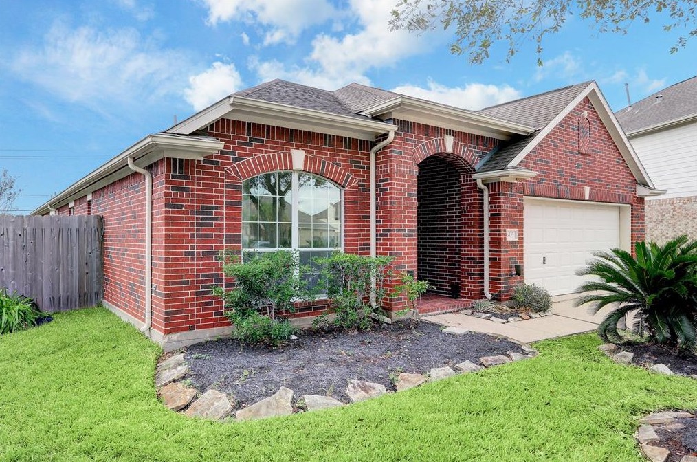 433 Holly Branch Ln, Kemah, TX 77565