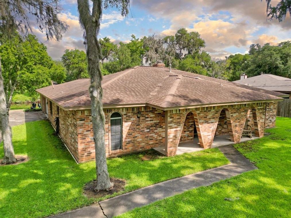 15 Robinhood Ln, Richwood, TX 77531