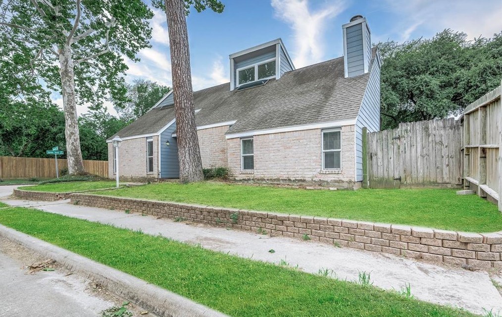 5002 Summer Forest Dr, Houston, TX 77091