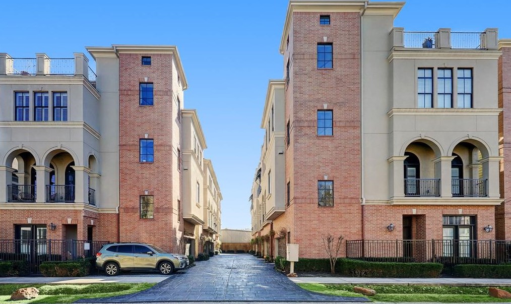 5319 Blossom St, Houston, TX 77007-5207