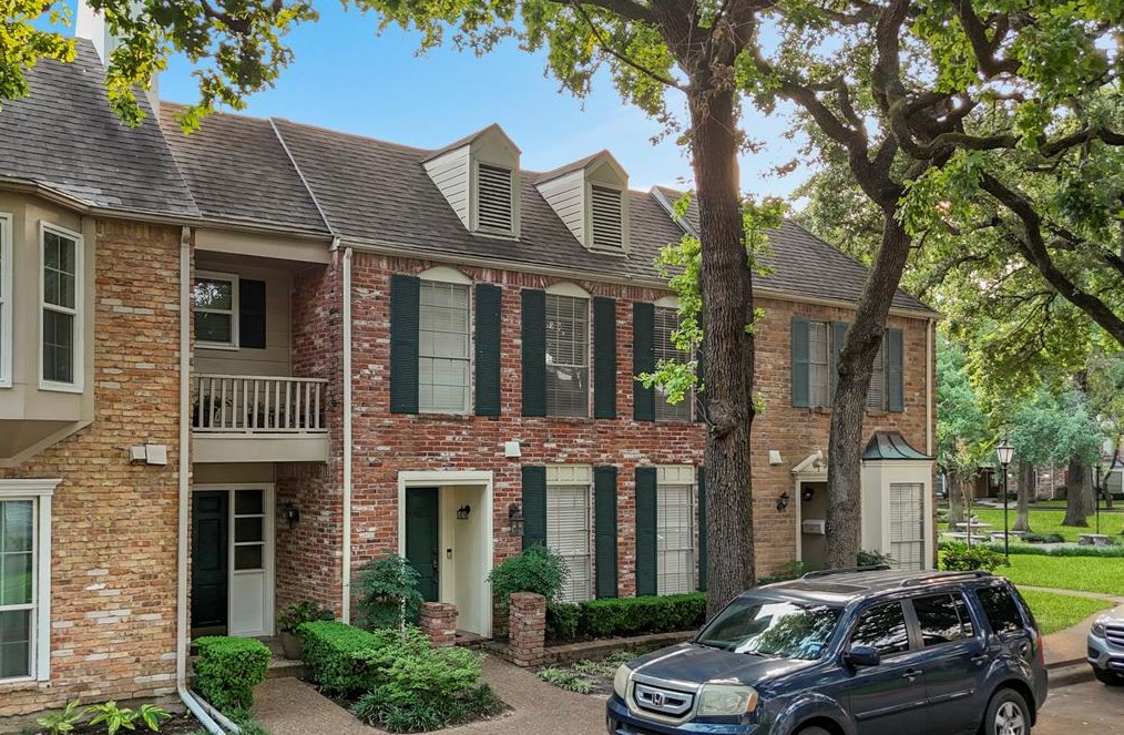 13242 Trail Hollow Dr, Houston, TX 77079-3747