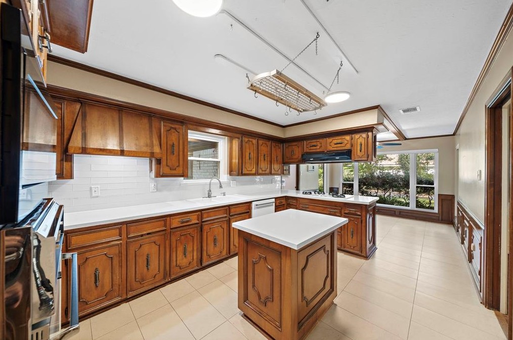 15219 Lakewood Forest Dr, Houston, TX 77070-1324