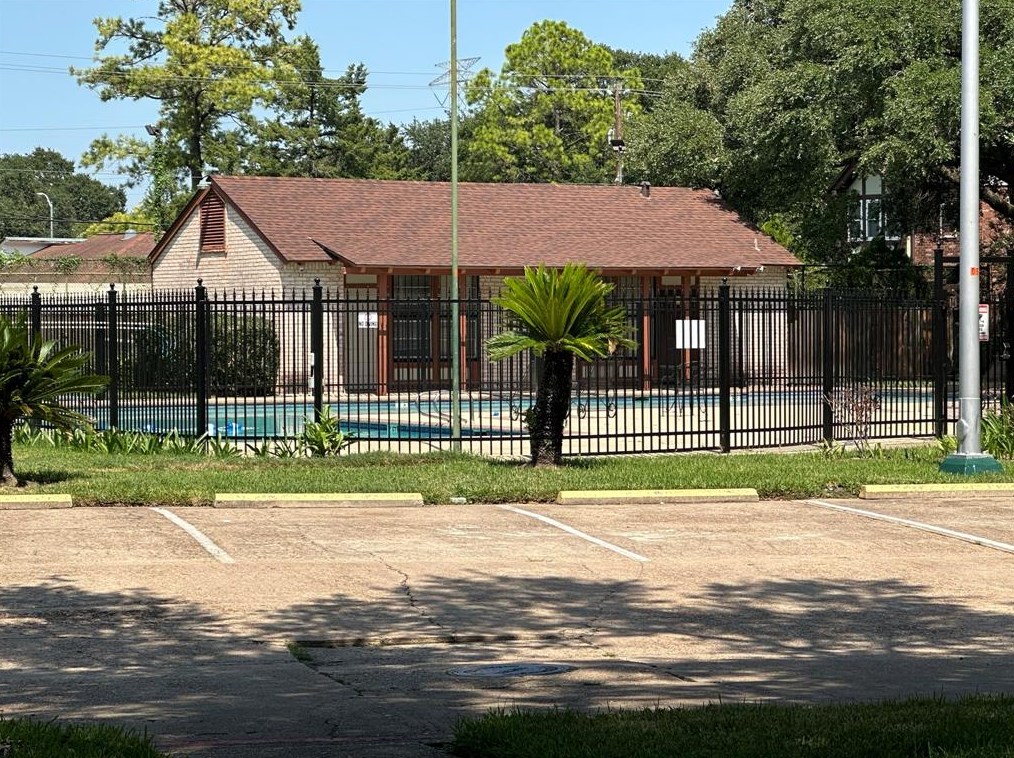 2272 Shadowdale Dr, Houston TX  77043-2111 exterior