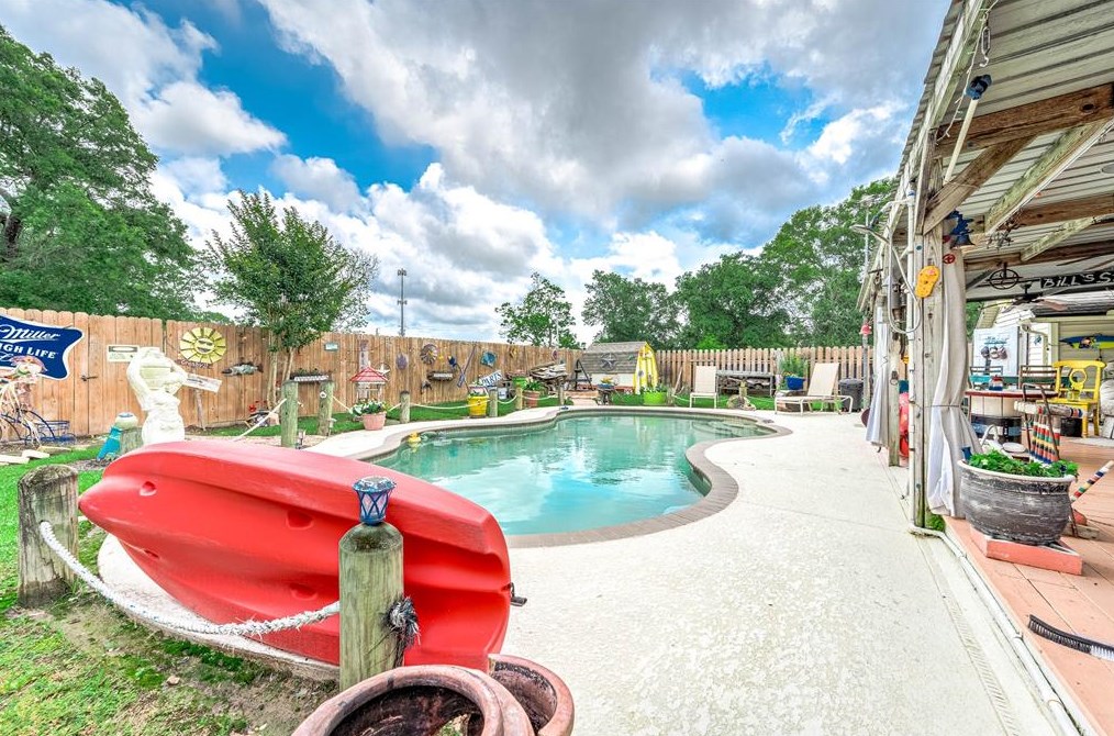 1107 S Main St, Highlands, TX 77562