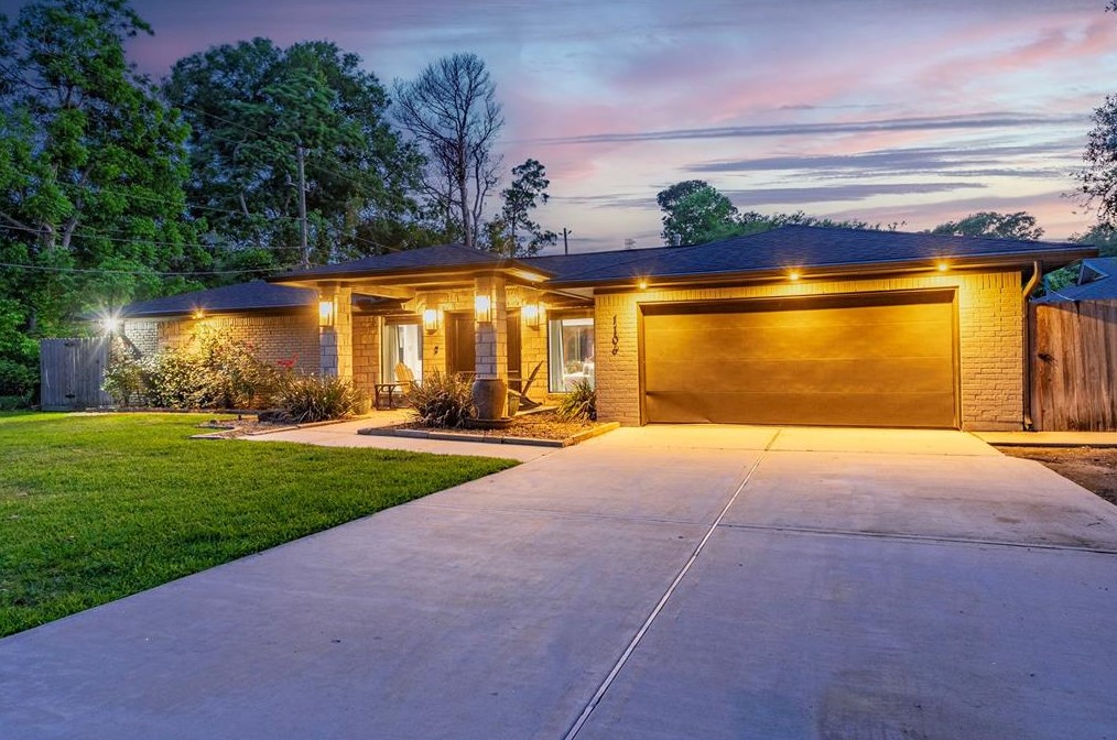 1106 Kipp Ave, Kemah, TX 77565