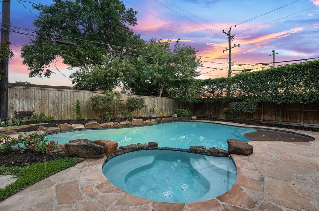 11135 Cedarhurst Dr, Houston, TX 77096-6206