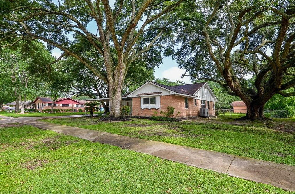 13602 Lynnwood Ln, Sugar Land, TX 77498-2331