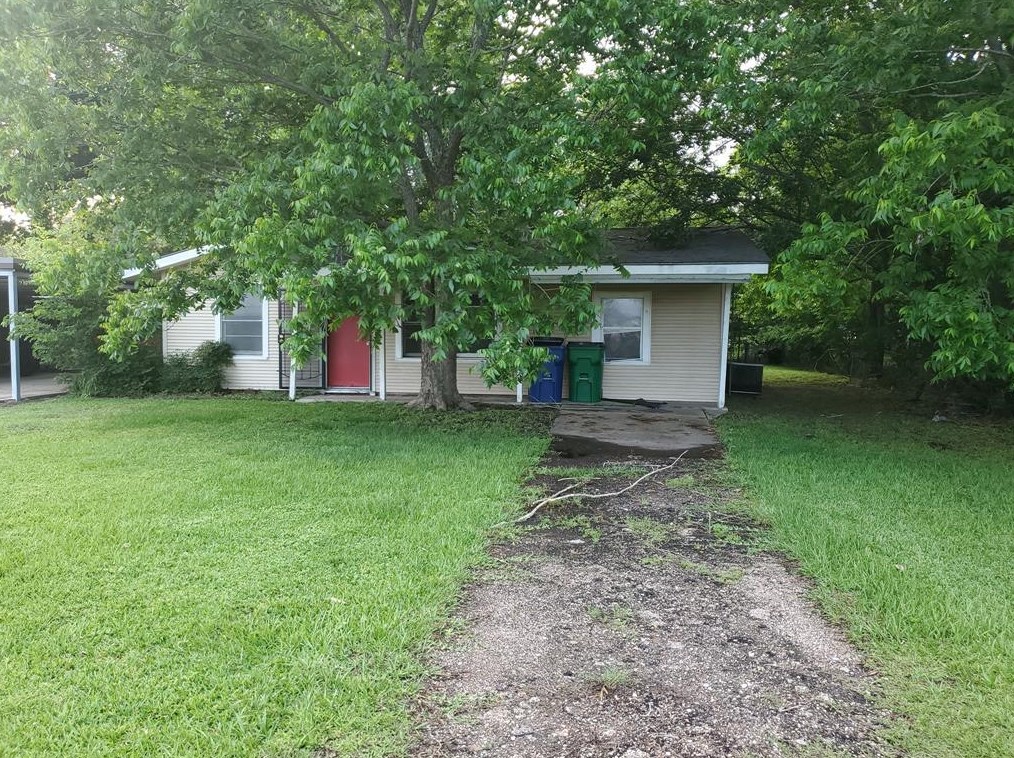905 E Mulberry St, Angleton, TX 77515
