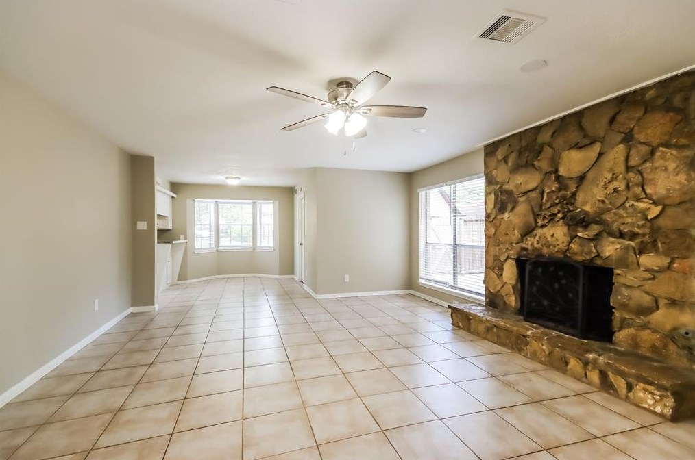 2 Queens Ct, Conroe, TX 77304