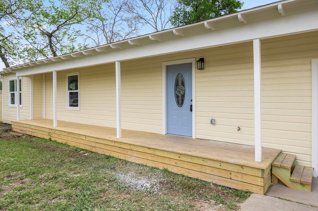 221 Center St, Ames, TX 77575-6151