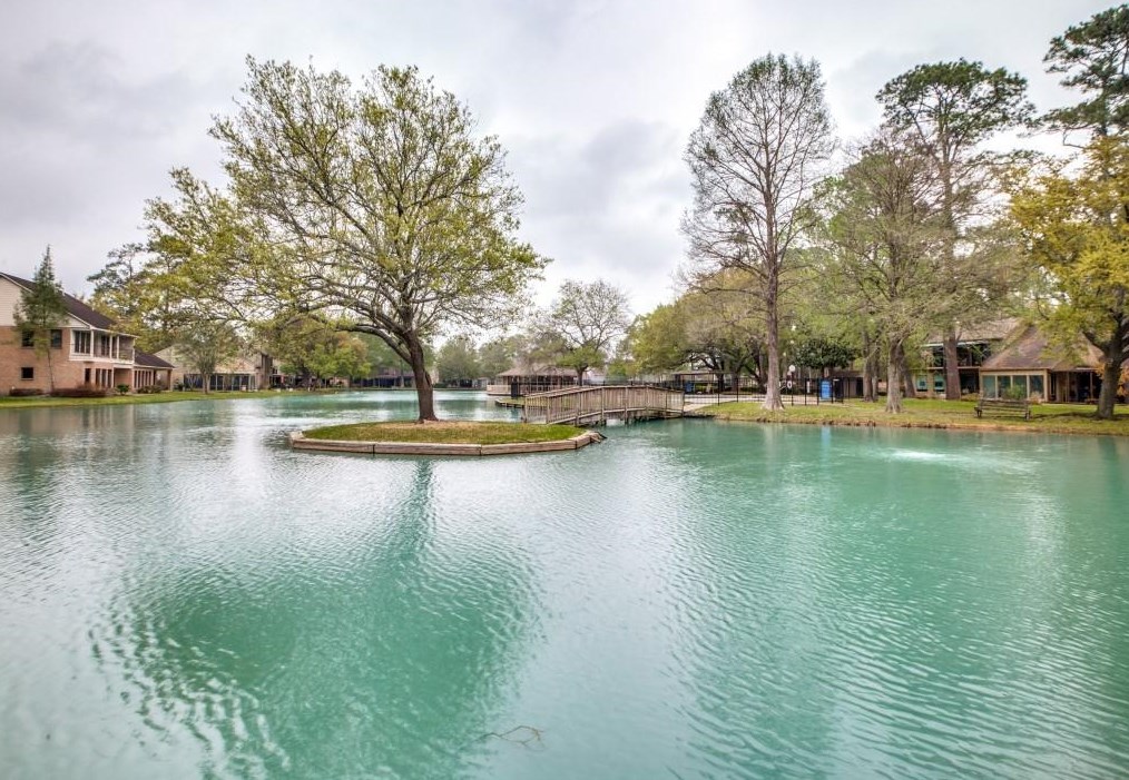 164 Old Brg Lk, Houston TX  77069-3463 exterior