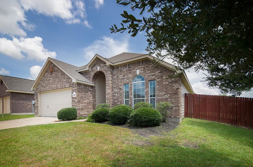 1014 Shadow Glenn Dr, Conroe, TX 77301