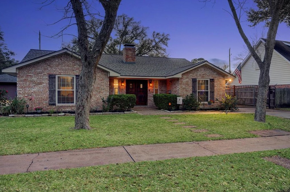 131 Bluebonnet St, Sugar Land, TX 77478-3801