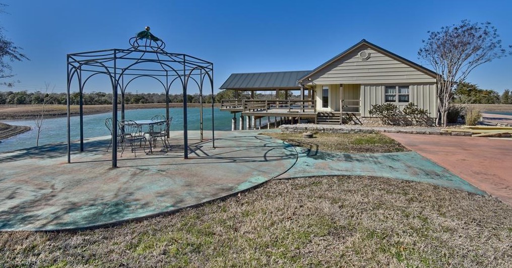 3440 Hartfield Rd, Round Top, TX 78954