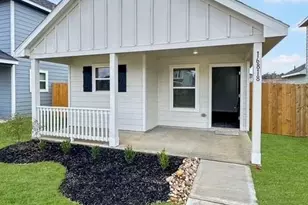 16818 N Marie Vlg Dr, Conroe, TX 77306 - Photo 2