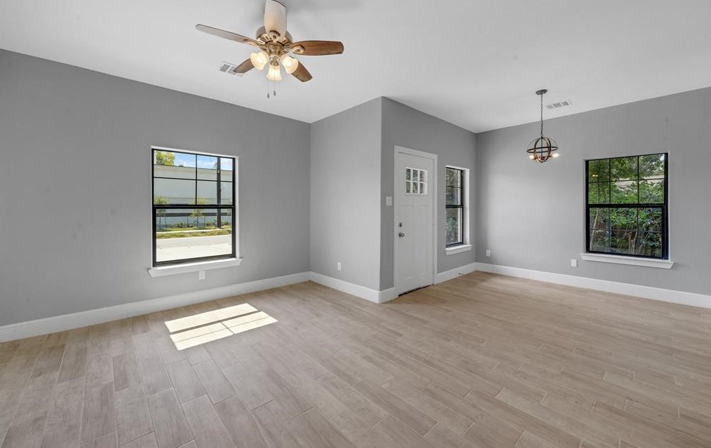 4631 Briscoe St, Houston, TX 77051-2009