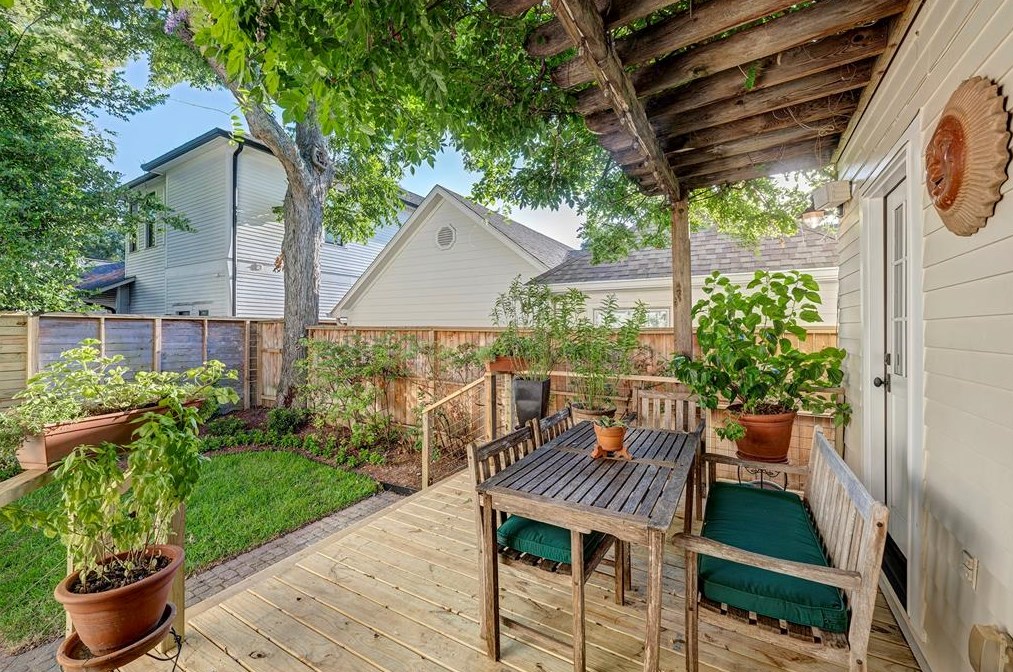 426 Woodland St, Houston TX  77009-6543 exterior