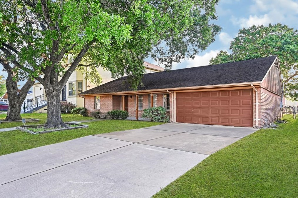 9203 Fordshire Dr, Houston, TX 77025-3906