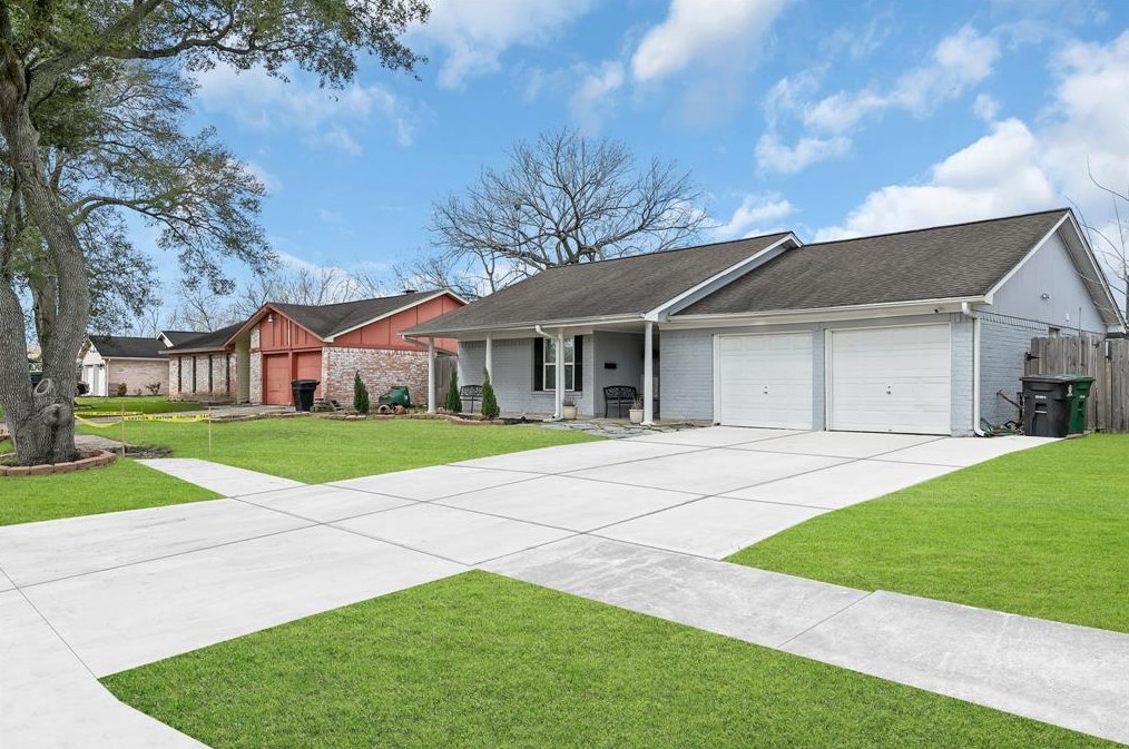 11811 Flushing Meadows Dr, Houston, TX 77089