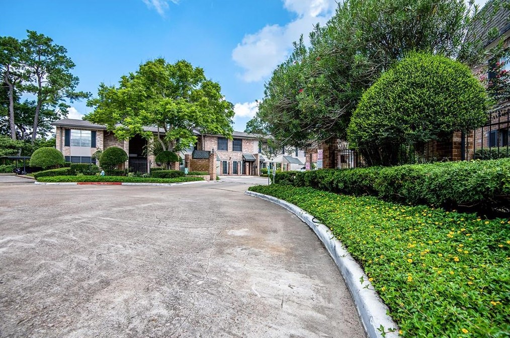 1811 Stoney Brook Dr, Houston TX  77063-1839 exterior
