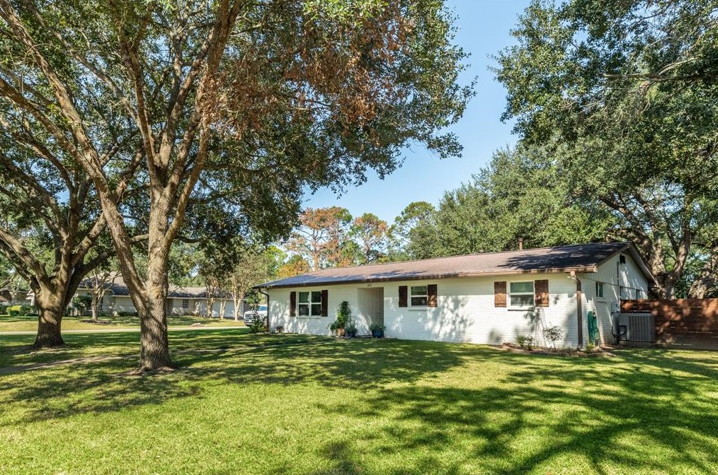 501 Riverside Dr Hillcrest, Alvin, TX 77511