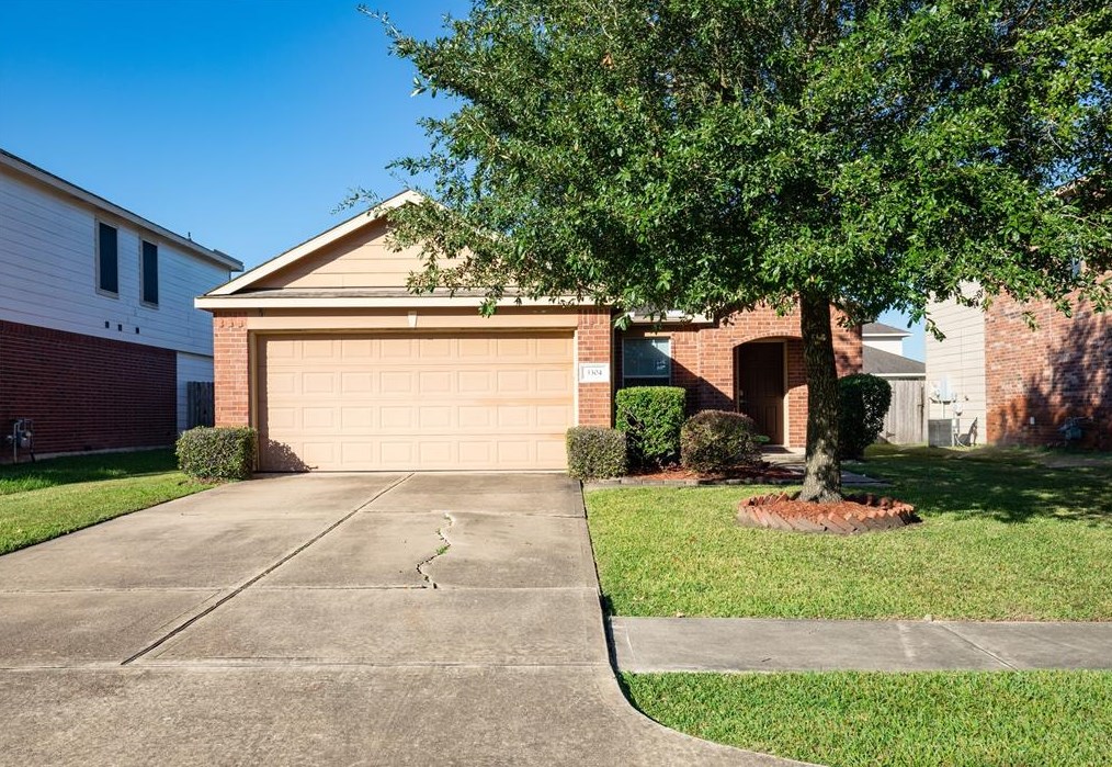 3304 Trail Hollow Dr, Pearland, TX 77584