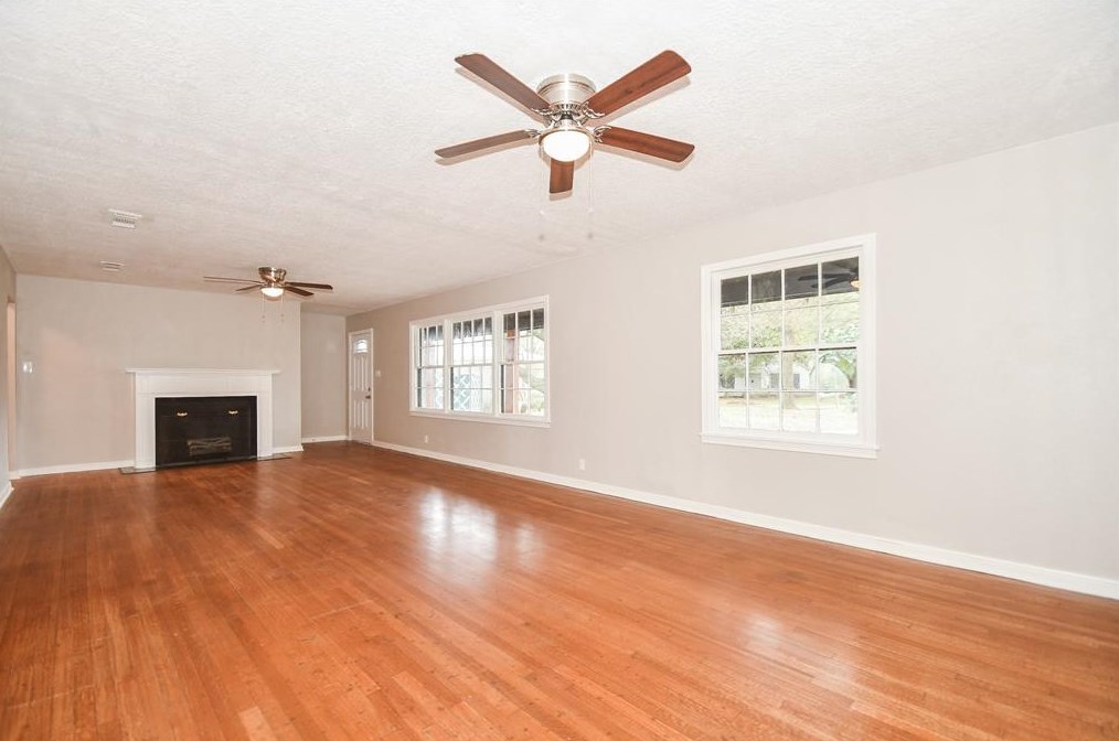 8 Coronado Cir, La Marque, TX 77568